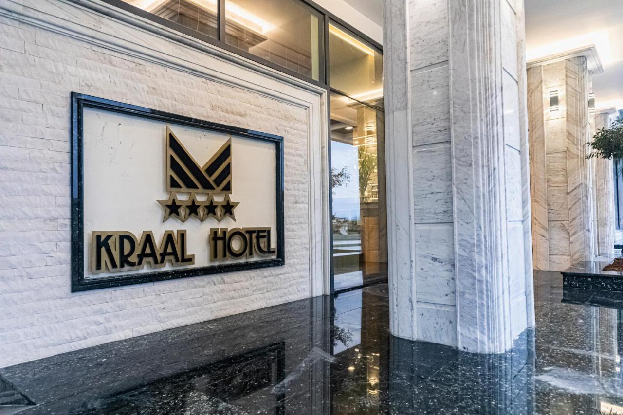 Kraal Hotel Vlorë Exteriör bild